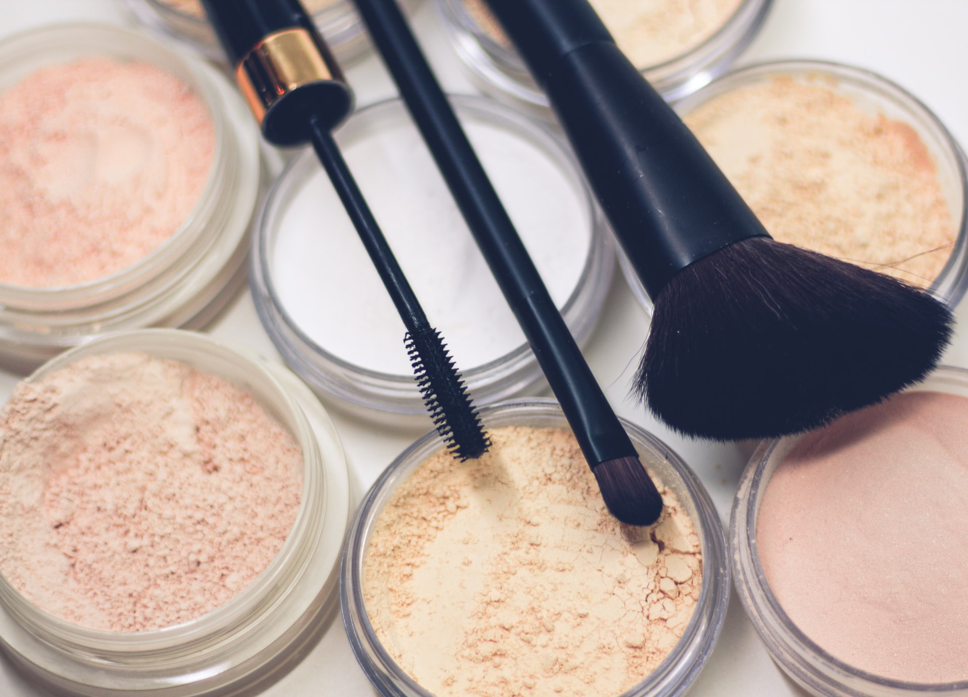 Vælg de rigtige makeupprodukter ud fra din hudtype post thumbnail image